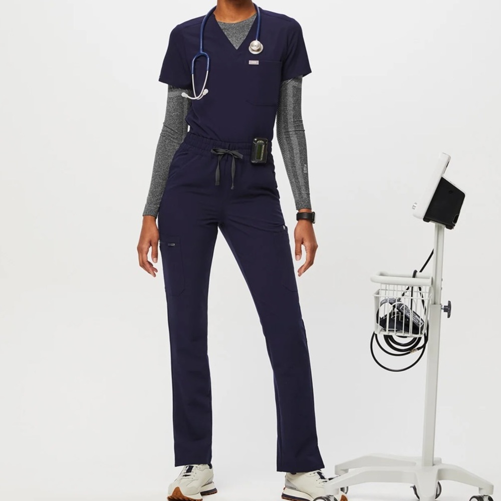 Navy Figs Scrub set women’s XL 2 pocket top, L Petite bottoms like new